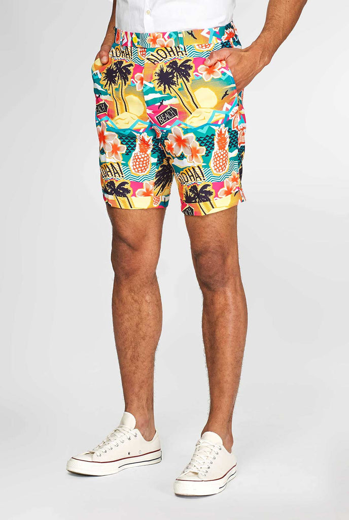 Mann, der einen farbenfrohen hawaiianischen Sommeranzug trägt, bestehend aus kurzer,Jacke und Krawatte, Nahaufnahme der Hosen