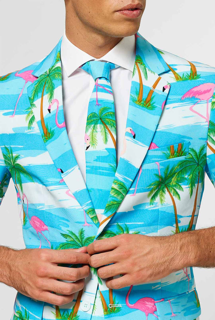 Mann, der Sommeranzug mit tropischem Flamingo -Druck trägt, Nahaufnahme Jacke und Krawatte