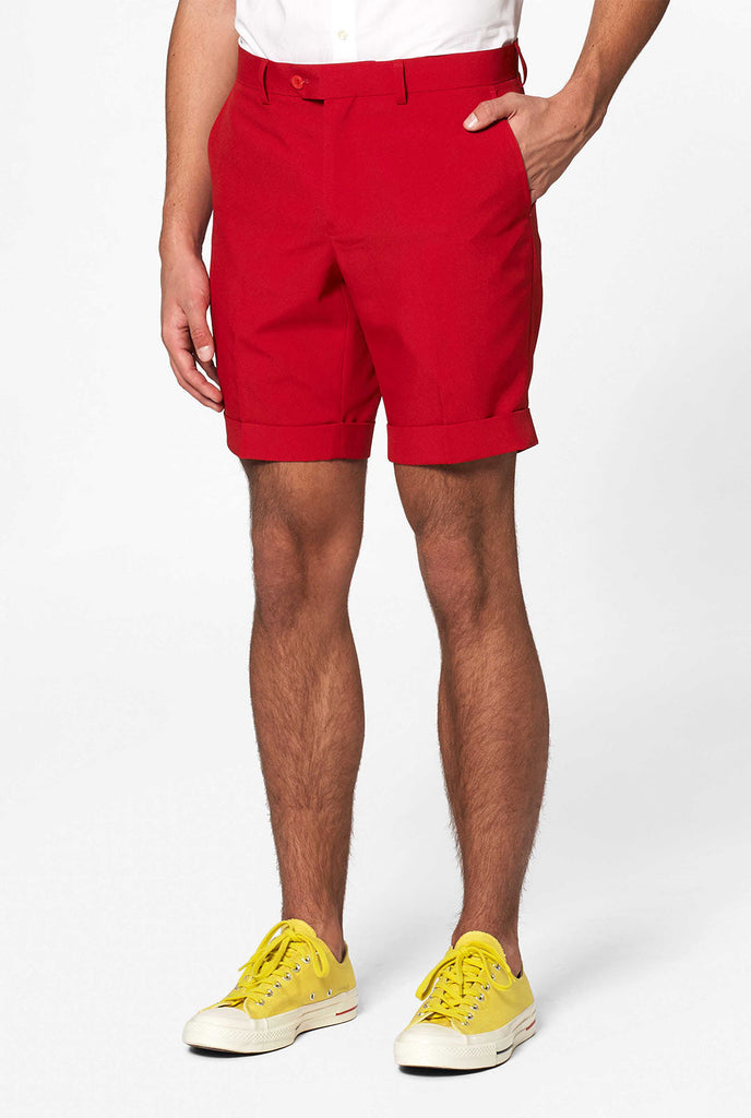Mann, der den Sommeranzug mit USA Ikonen trägt, Nahaufnahme der roten Hosen