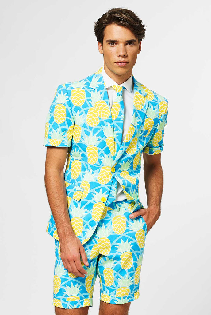 Mann, der einen blauen Sommeranzug mit Ananasdruck trägt