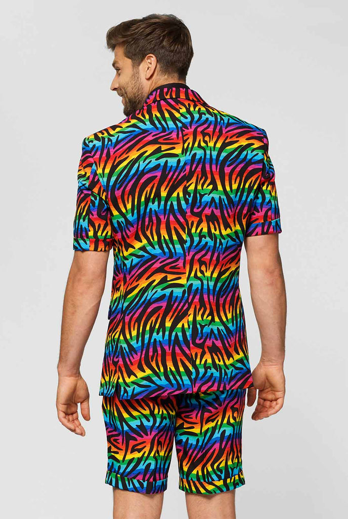 Mann, der einen Sommeranzug mit Regenbogen -Zebra Streifen druckt, Blick von hinten