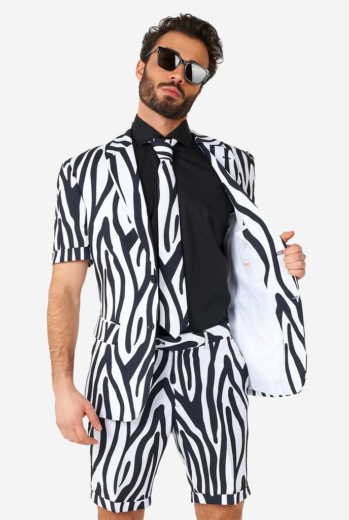Mann, der einen Sommeranzug mit schwarzen und weißen Zebra Streifen trägt