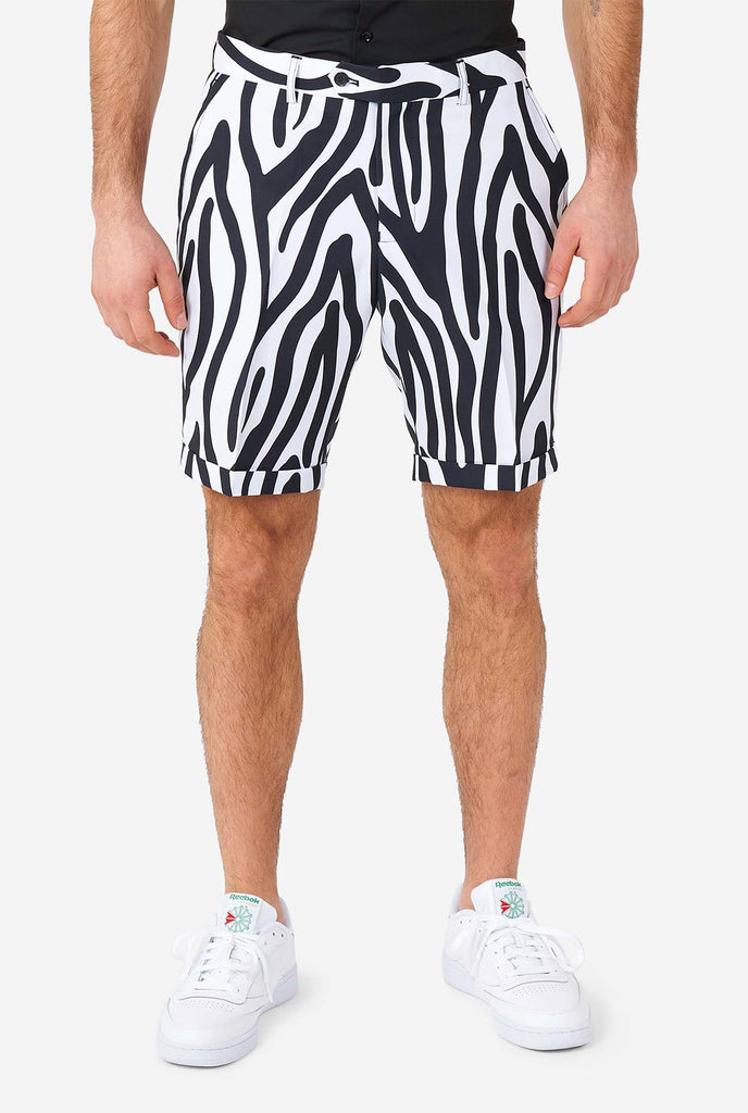 Mann, der einen Sommeranzug mit schwarzen und weißen Zebra Streifen trägt, Nahaufnahme der Hosen