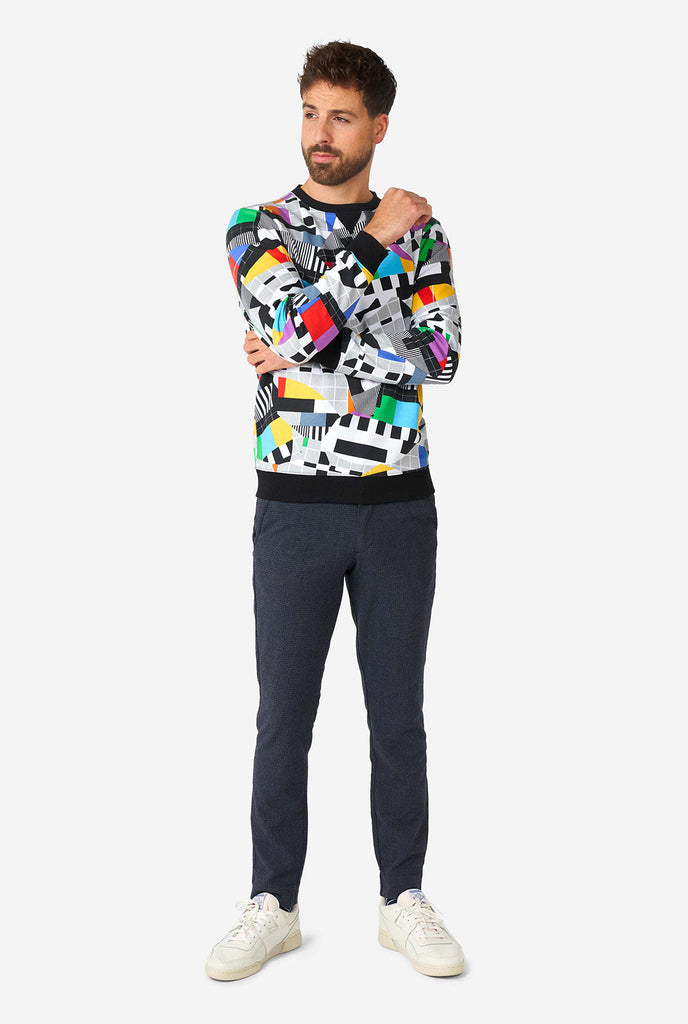 Mann, der Retro-TV-Tests-Multi-Farben-Pullover trägt
