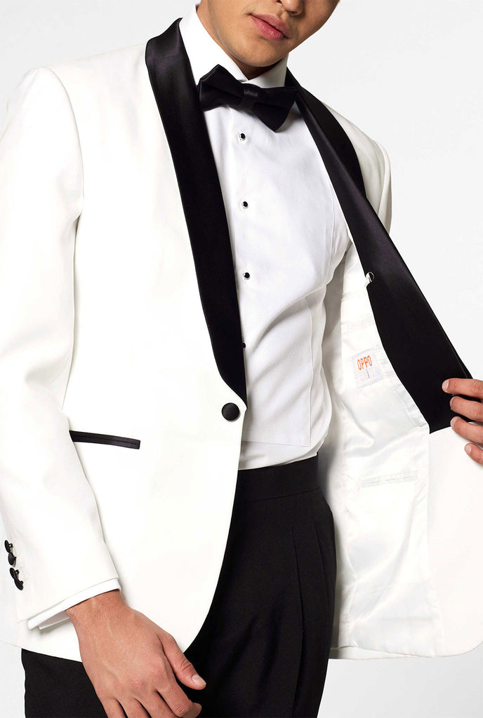 Weiß mit schwarzem Smokinganzug perlweiß von Mann getragen, Nahaufnahme Blazer