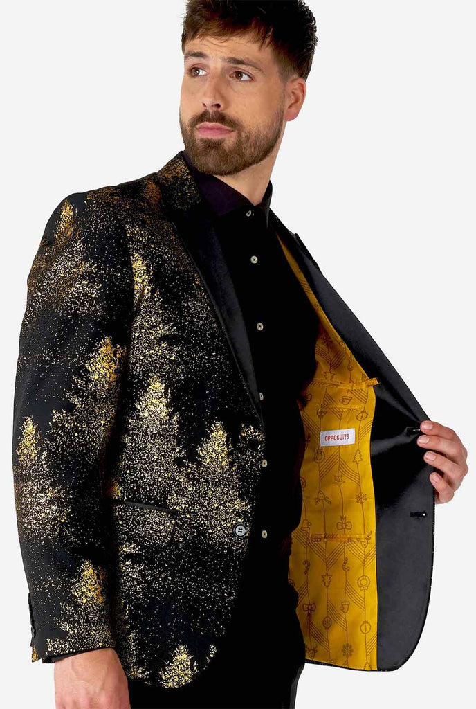 Mann trägt einen schwarzen Blazer mit goldenem Weihnachtsbaumdruck