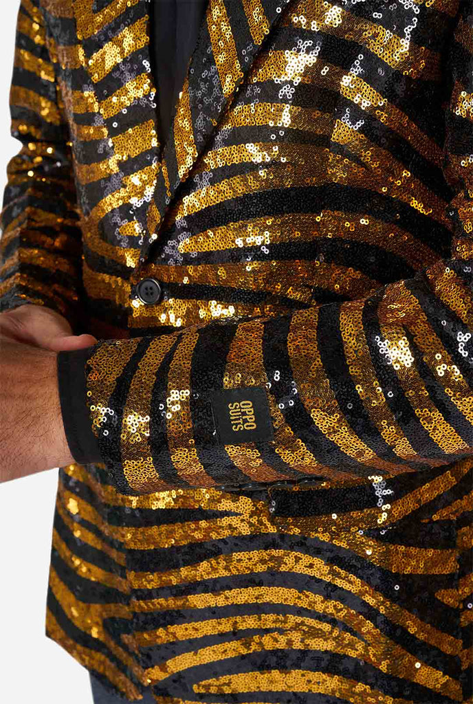 Mann, der schwarze und goldene Pailletten Tiger Stripe Blazer trägt, Nahaufnahme Ärmel