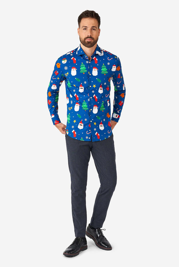 Mann, der blaues Weihnachtshemd mit Weihnachtselikonen trägt