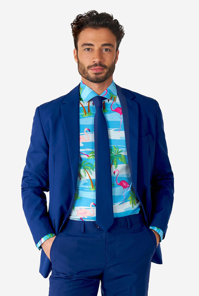 Mann, der hawaiianisches Hemd mit tropischem Flamingo -Druck einen blauen Herrenanzug trägt