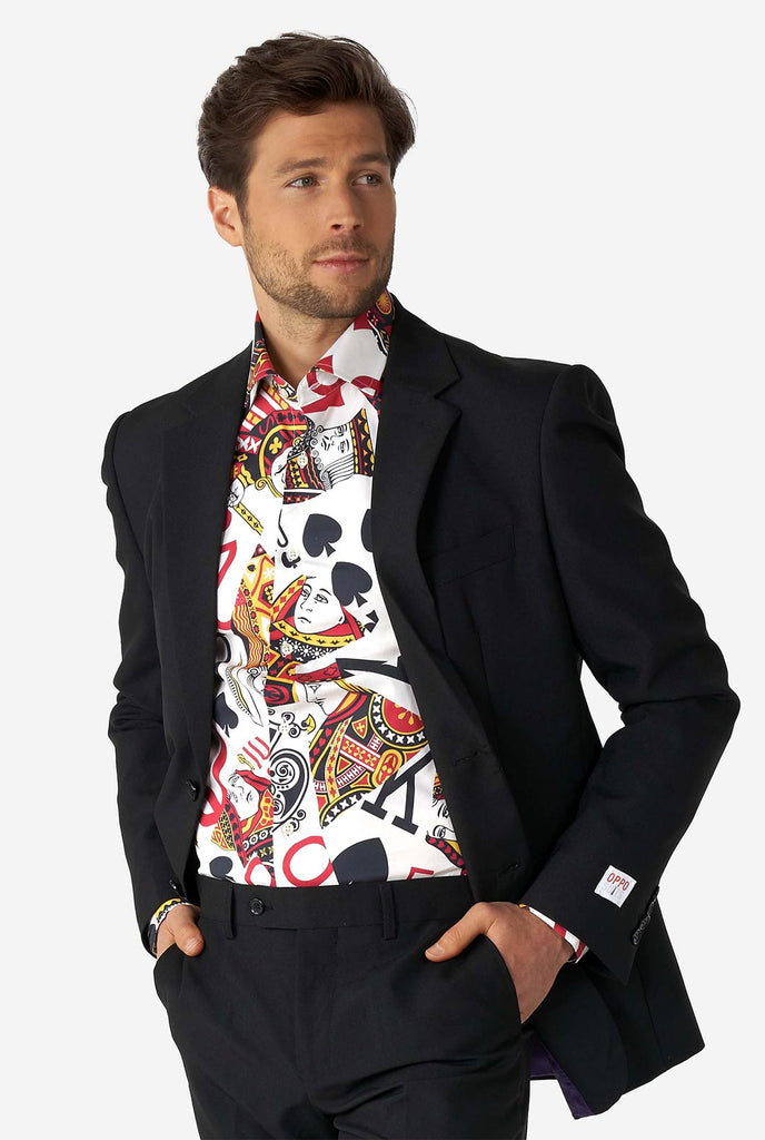 Mann, der Hemd mit Kartendruck und schwarzem Herrenanzug trägt
