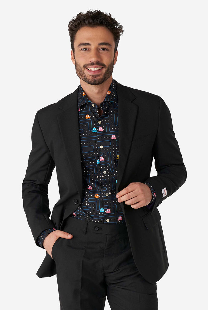 Mann, der schwarzes Hemd mit Pac-Man-Druck und schwarzem Herrenanzug trägt