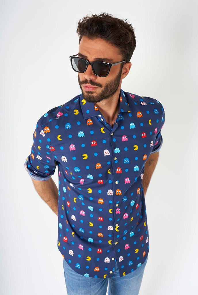Mann, der blaues Hemd mit Pac-Man-Ikonen trägt