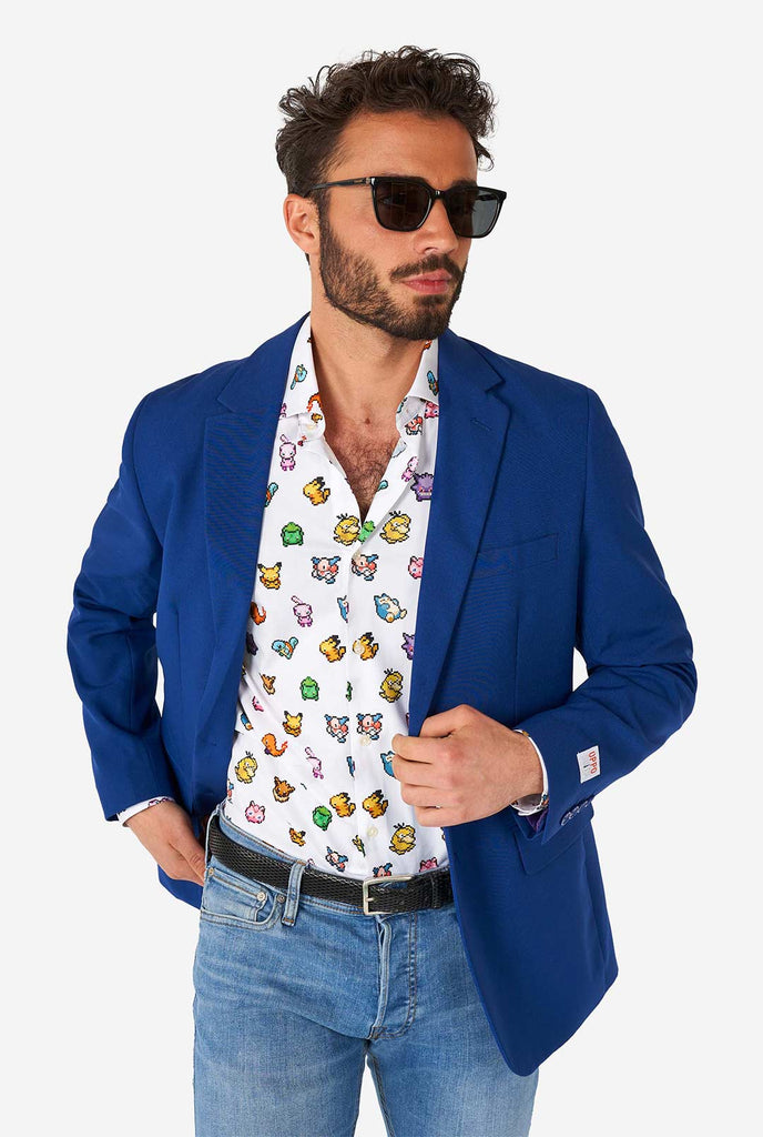 Mann, der weißes Hemd mit Pokemon -Ikonen und blauem Blazer trägt, mit Blaue Jacke