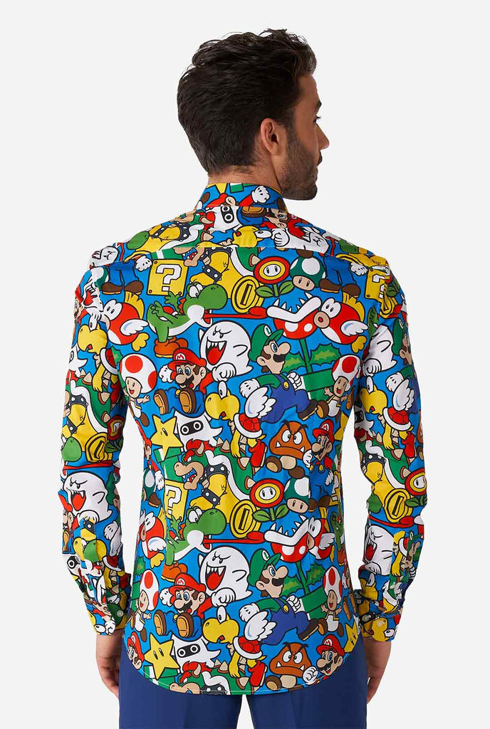 Mann trägt Hemd mit Super Mario -Ikonen, Blick von hinten