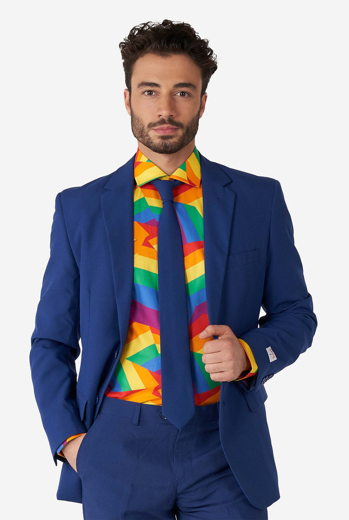 Mann, der bunte Regenbogen Hemd und Blaue Herrenanzug trägt