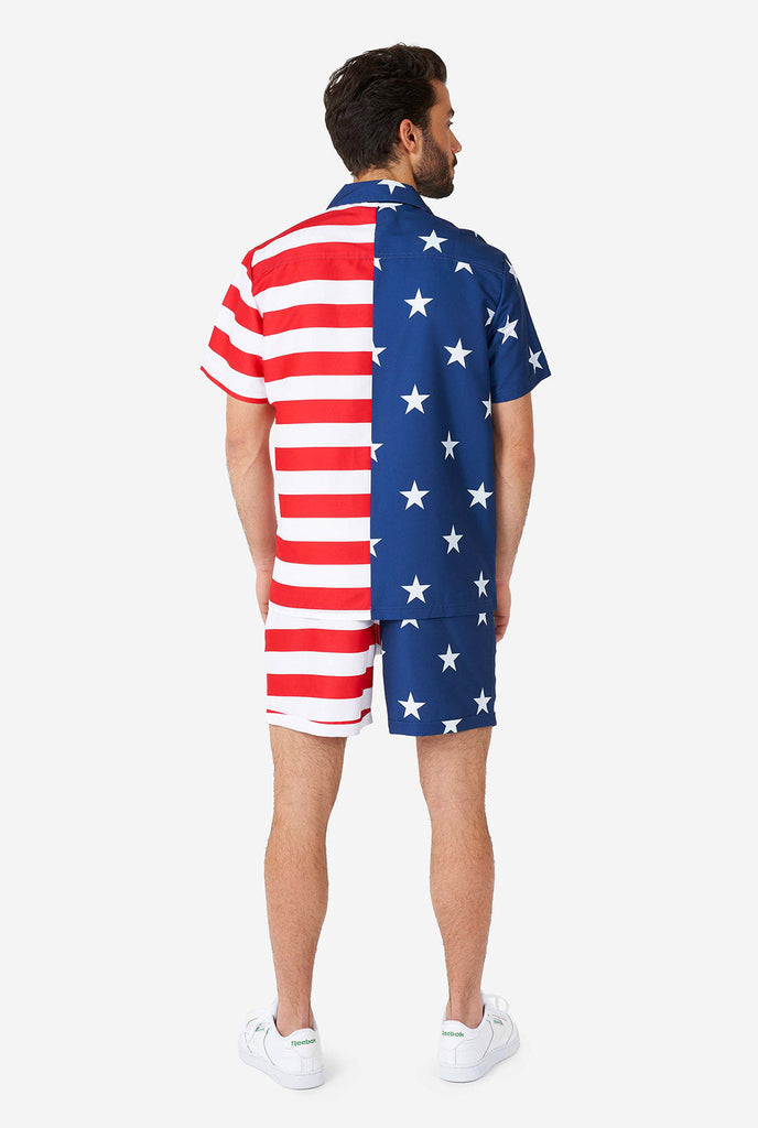 Mann, der Sommer -Outfit trägt, bestehend aus Hemd und Shorts, mit US -amerikanischer Flagge, Blick von hinten