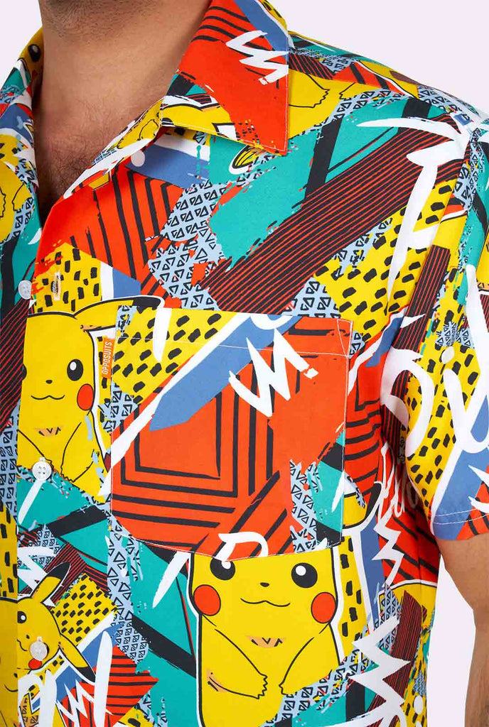 Mann, der farbenfrohes Sommerhemd mit Pikachu-Pokemon-Druck trägt, Nahaufnahme