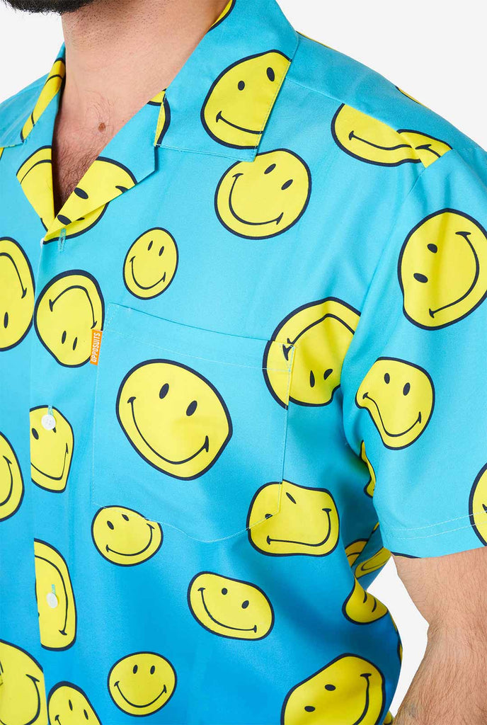 Mann, der blaues Sommerset trägt, bestehend aus Short und Hemd, mit Smiley, Nahaufnahme Hemd