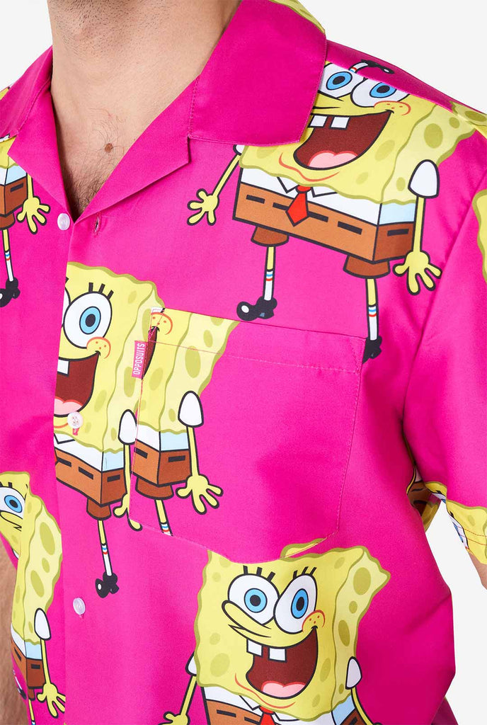 Mann, der Sommer -Outfit mit SpongeBob Squarepants Druck, Hemd in der Nähe