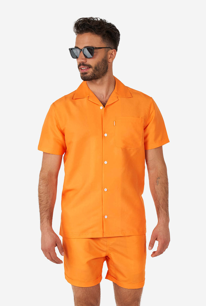 Mann, der orangefarbenes Sommerset trägt