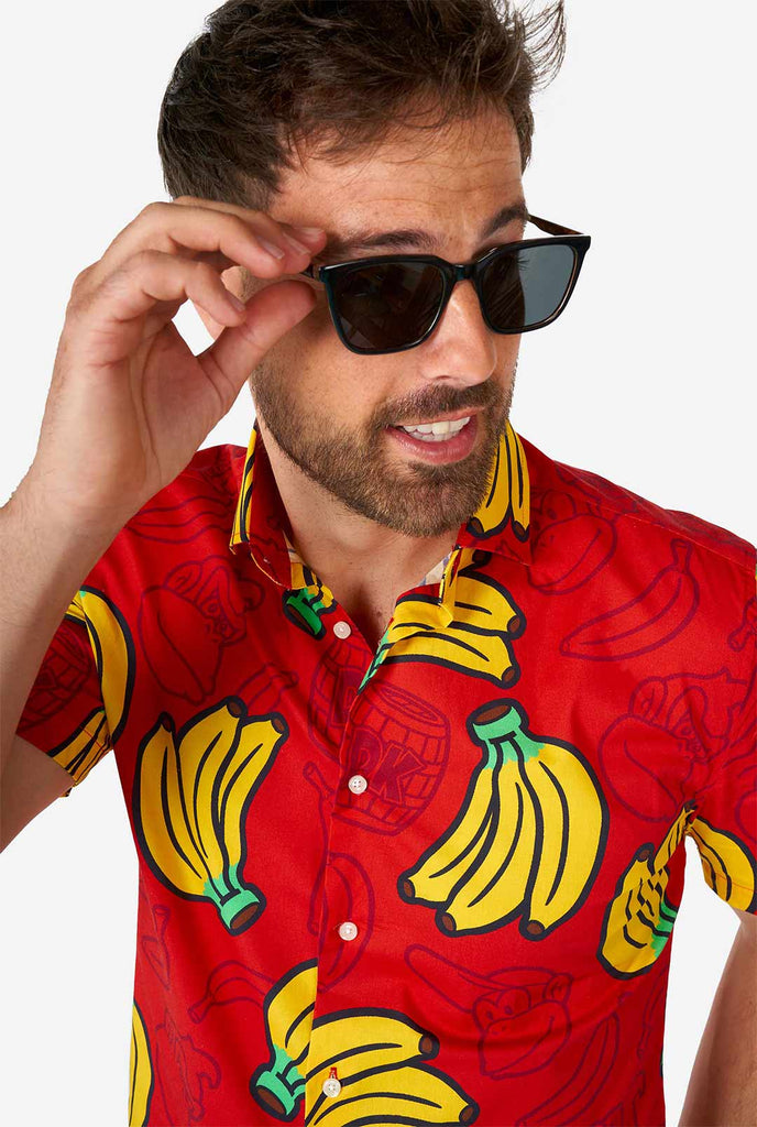 Mann, der rotes Sommerhemd mit Donkey Kong Nintendo Print trägt, Nahaufnahme
