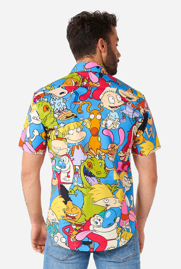 Mann, der Sommerhemd mit Nickelodeon -Charakteren trägt, Blick von hinten