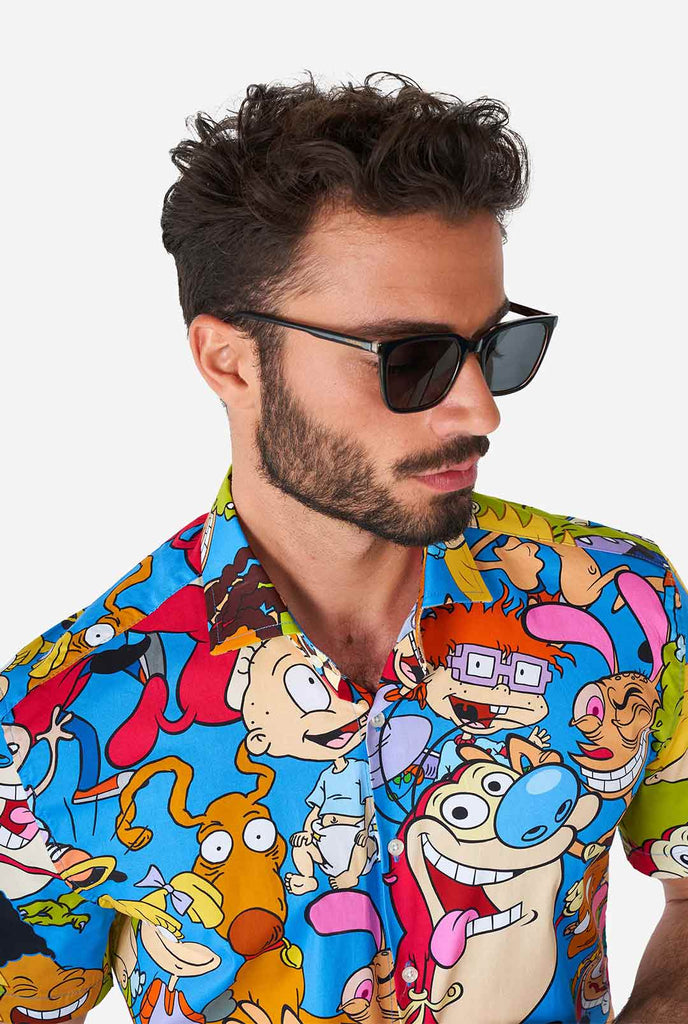 Mann, der Sommerhemd mit Nickelodeon -Charakteren trägt, Nahaufnahme