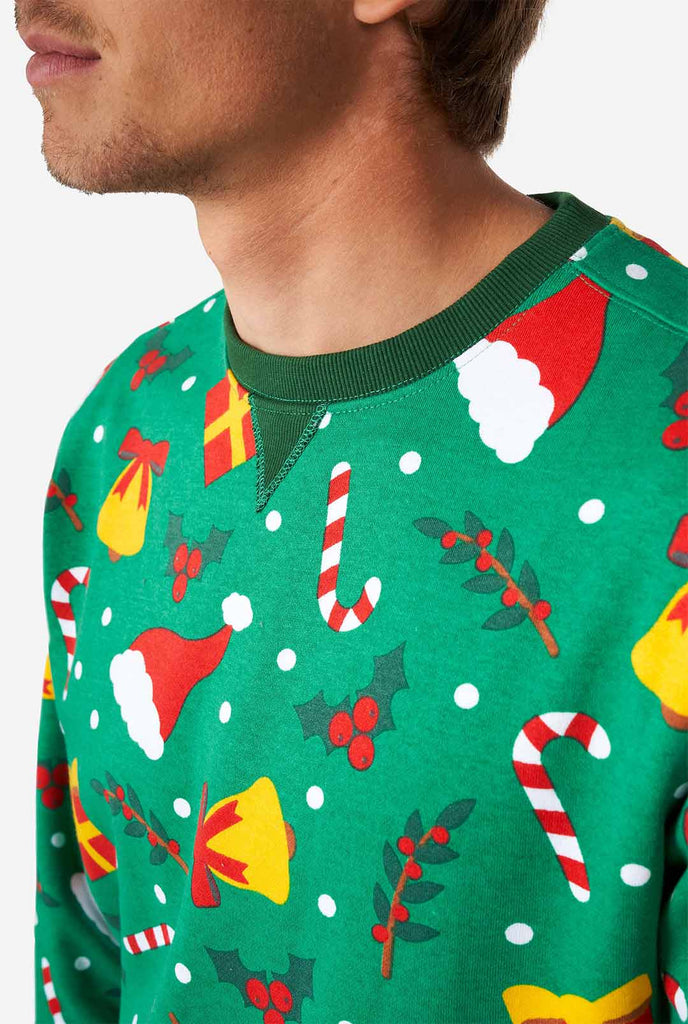 Mann, der einen grünen Weihnachtspullover mit Weihnachtselikonen trägt, Nahaufnahme