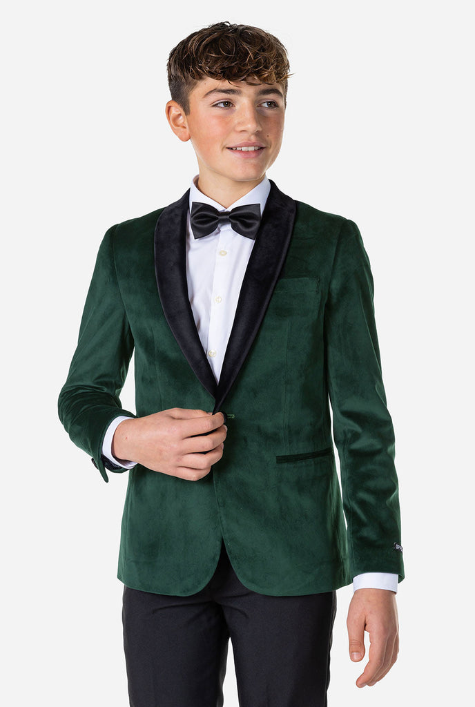 Teenager, der grüne Samt Weihnachts Jacke trägt