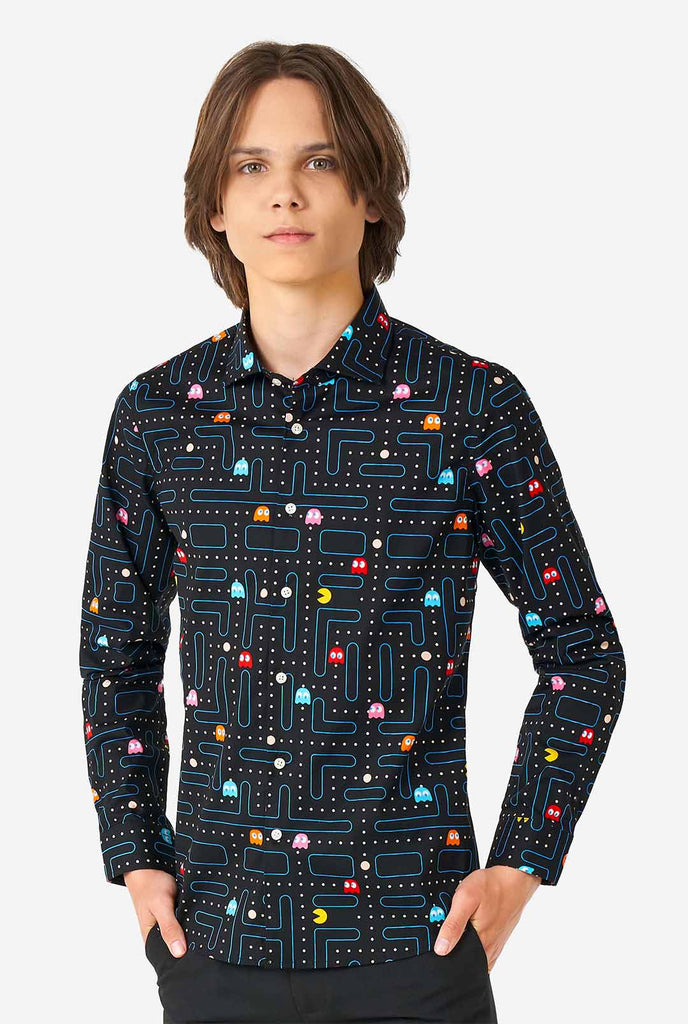 Teenager Jungen, das schwarzes Hemd mit Pac-Man-Druck trägt