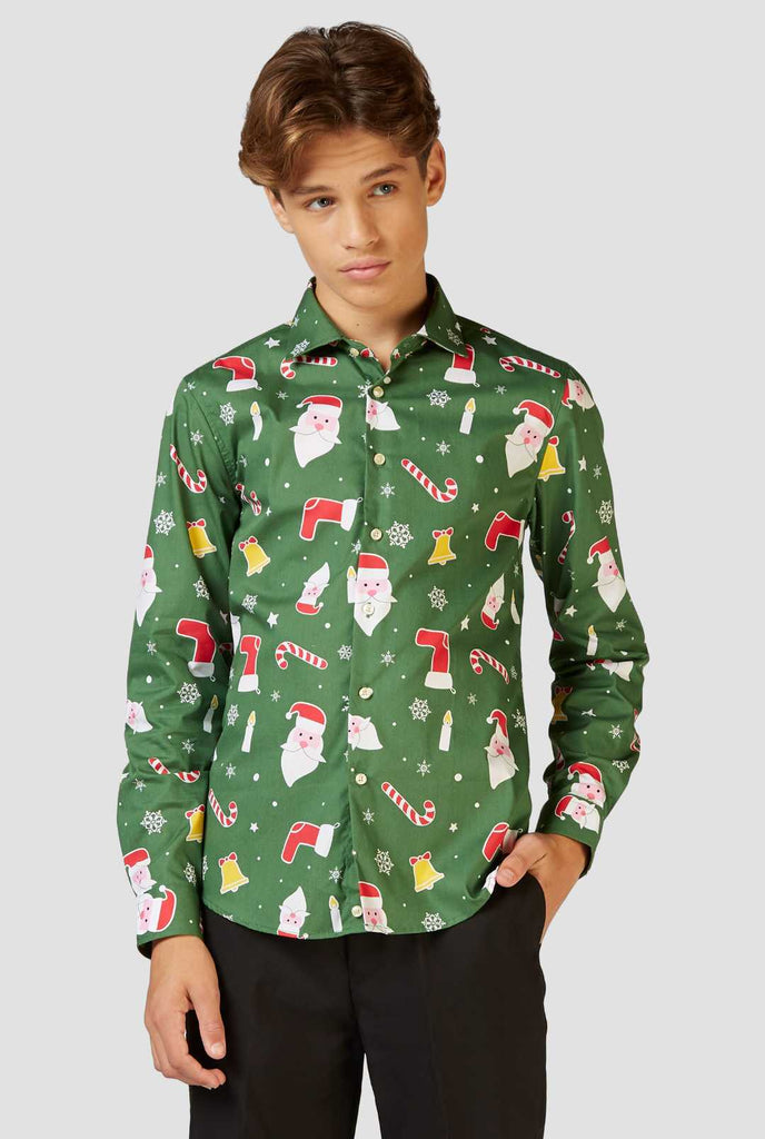 Lustiges grünes Weihnachtshemd -Hemd Santaboss getragen von einem jugendlichen Jungen, Nahaufnahme