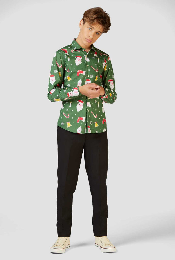 Lustiges grünes Weihnachtshemd -Hemd Santaboss getragen von einem jugendlichen Jungen