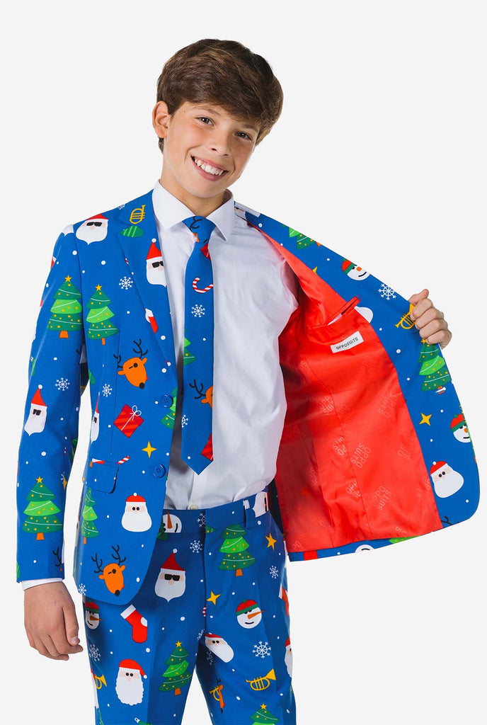 Teenager, der einen formellen blauen Weihnachtsanzug trägt