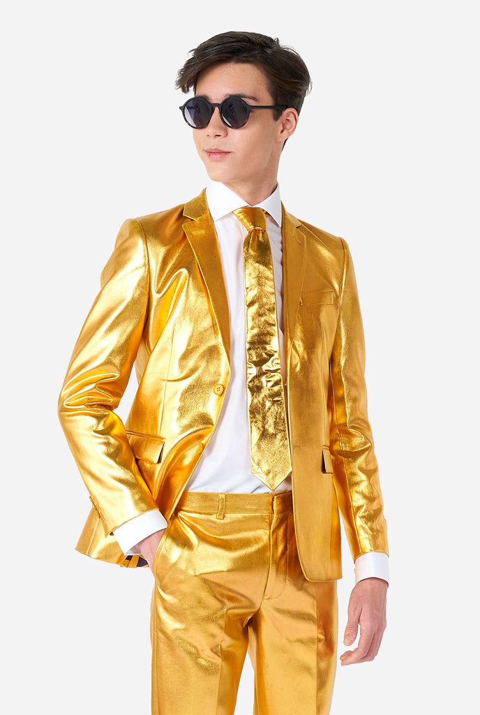 Teenager, der einen formellen goldenen Anzug trägt
