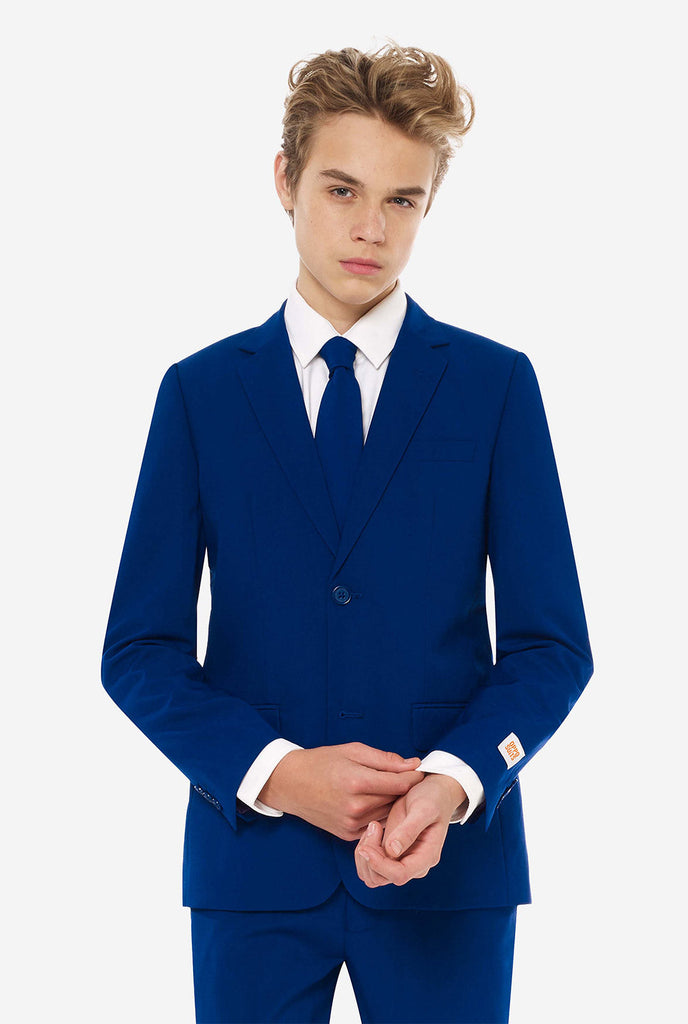 Teenager trägt einen dunkelblauen formellen Anzug