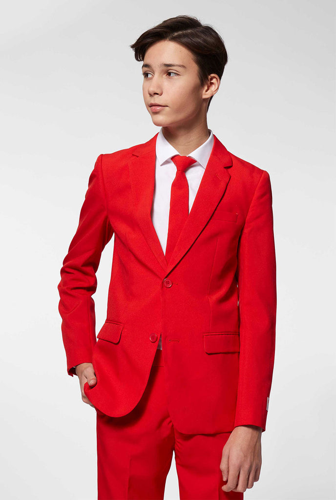 Teenager, der einen roten formellen Anzug trägt