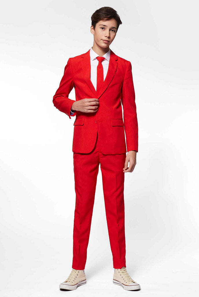 Teenager, der einen roten formellen Anzug trägt