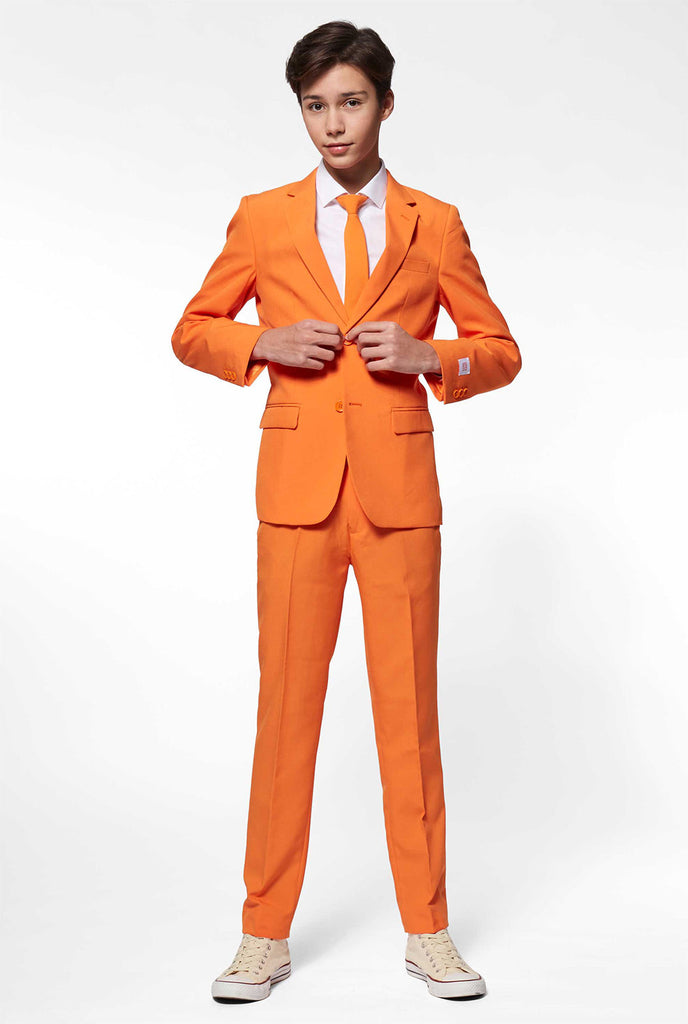 Teenager, der Orange Formaler Anzug trägt