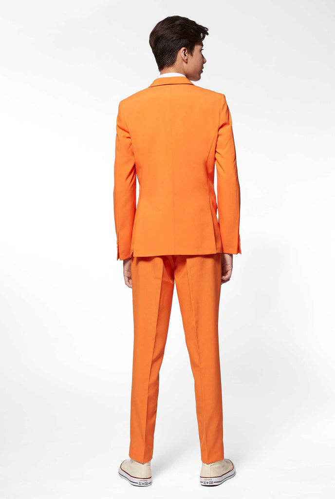Teenager, der Orange Formaler Anzug trägt, Blick von hinten