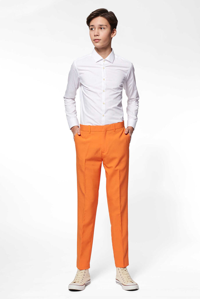 Teenager, der Orange Formaler Hose trägt, teil von anzug