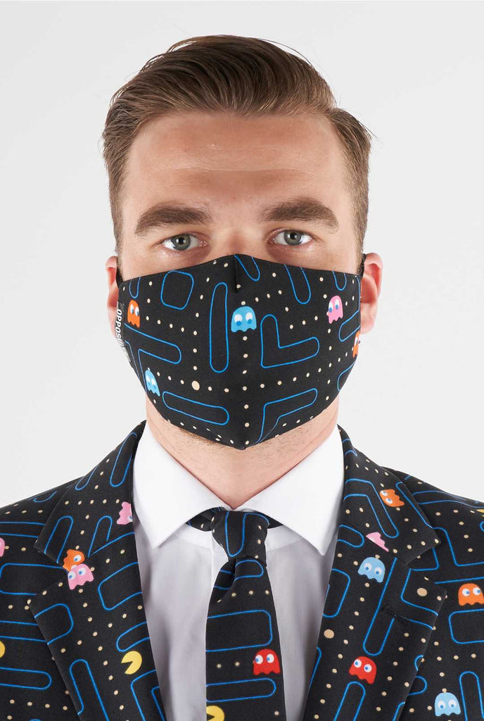 Mann, der Gesichtsmaske mit Pac-Man-Druck trägt