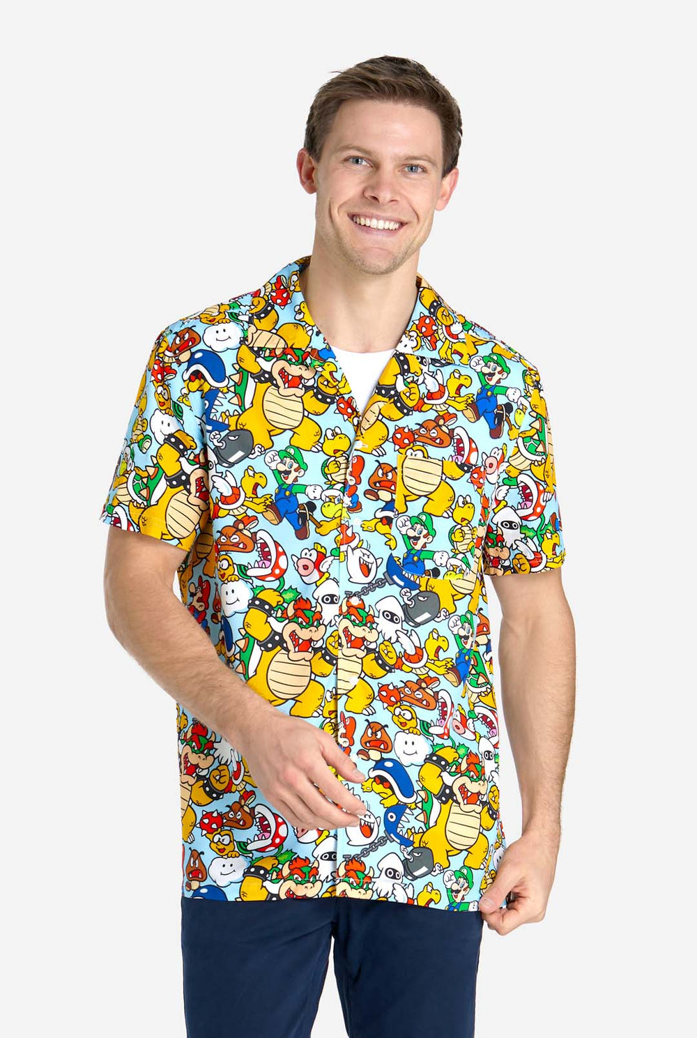 Mann trägt Hawaiihemd mit Super Mario Icons
