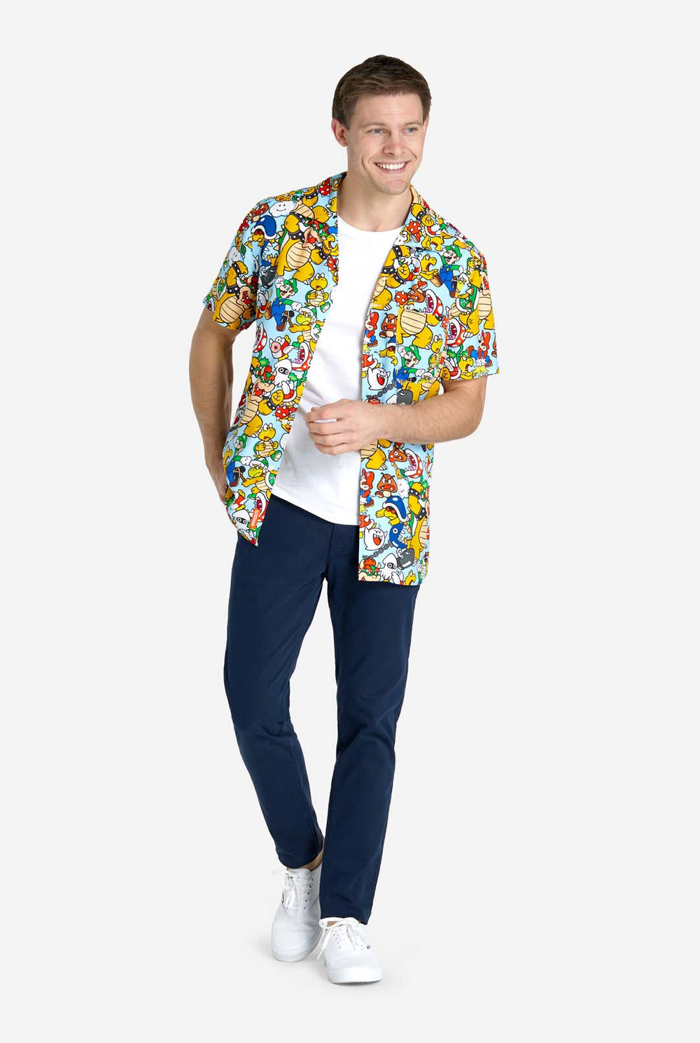 Mann trägt Hawaiihemd mit Super Mario Icons