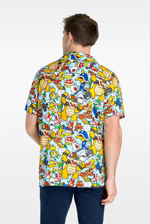 Mann trägt Hawaiihemd mit Super Mario Icons, Ansicht von hinten.
