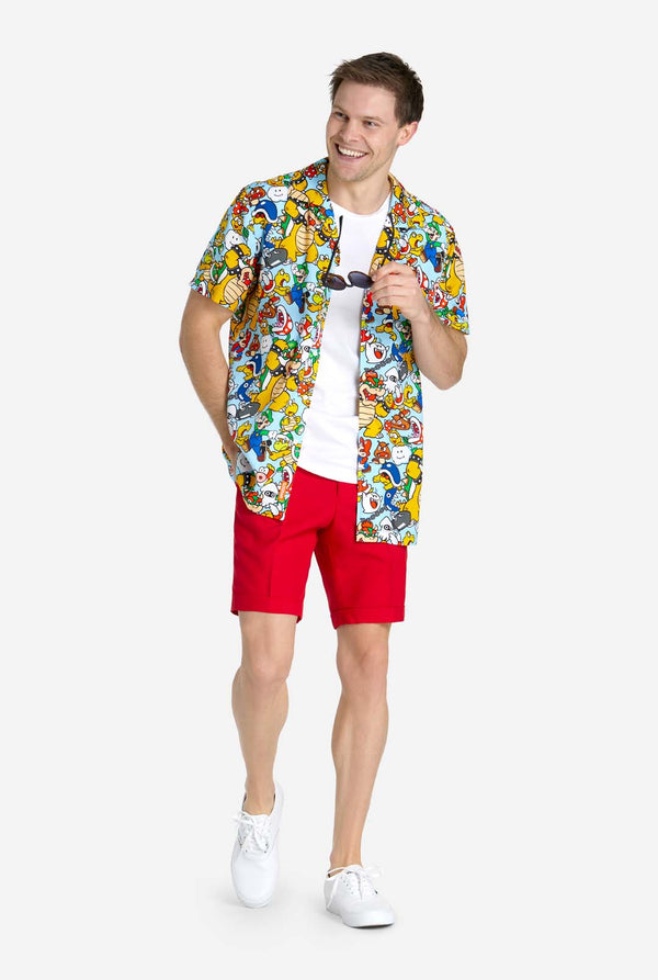 Mann trägt Hawaiihemd mit Super Mario Icons