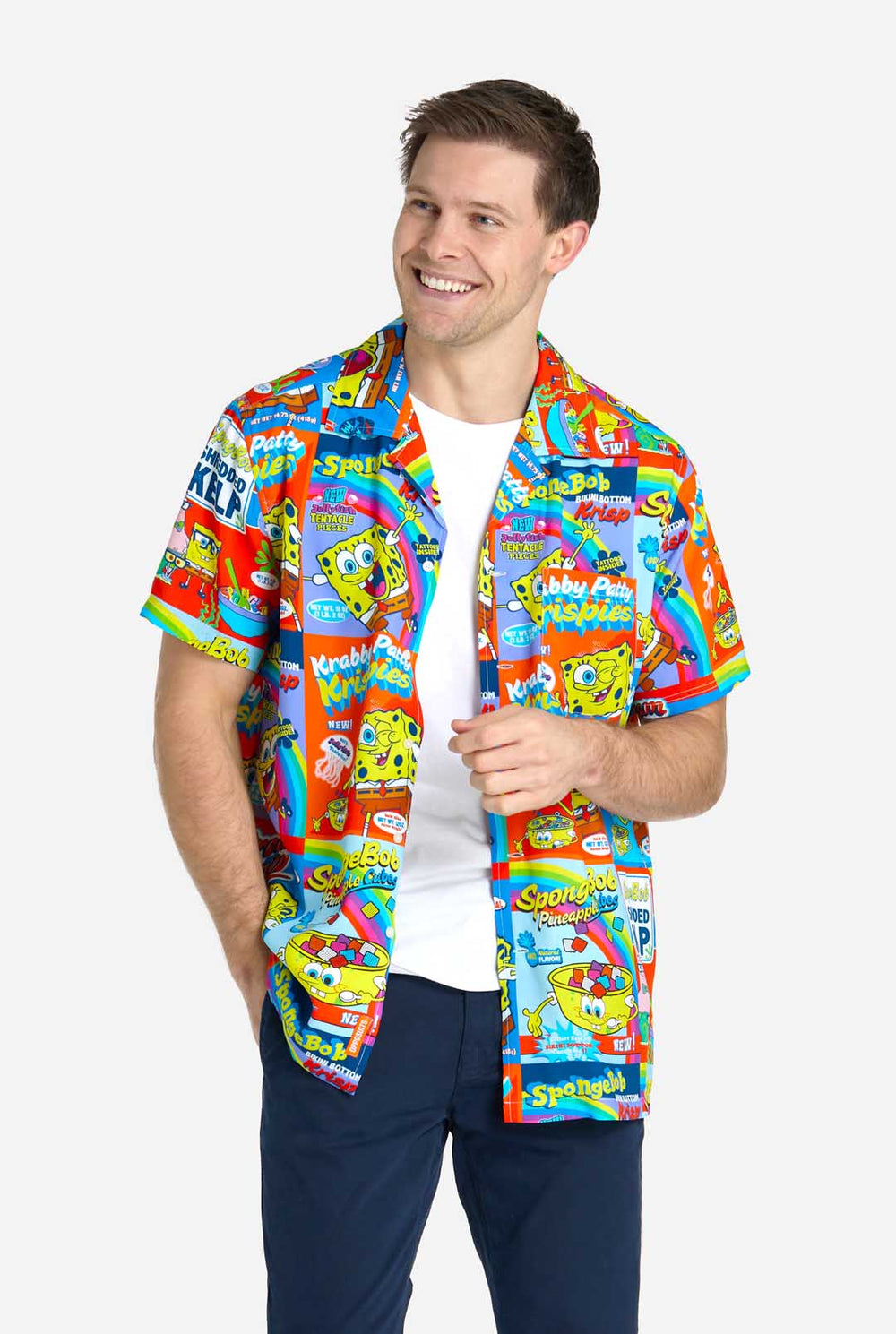 Mann trägt Hawaiihemd mit SpongeBob-Müslischachtel-Aufdruck