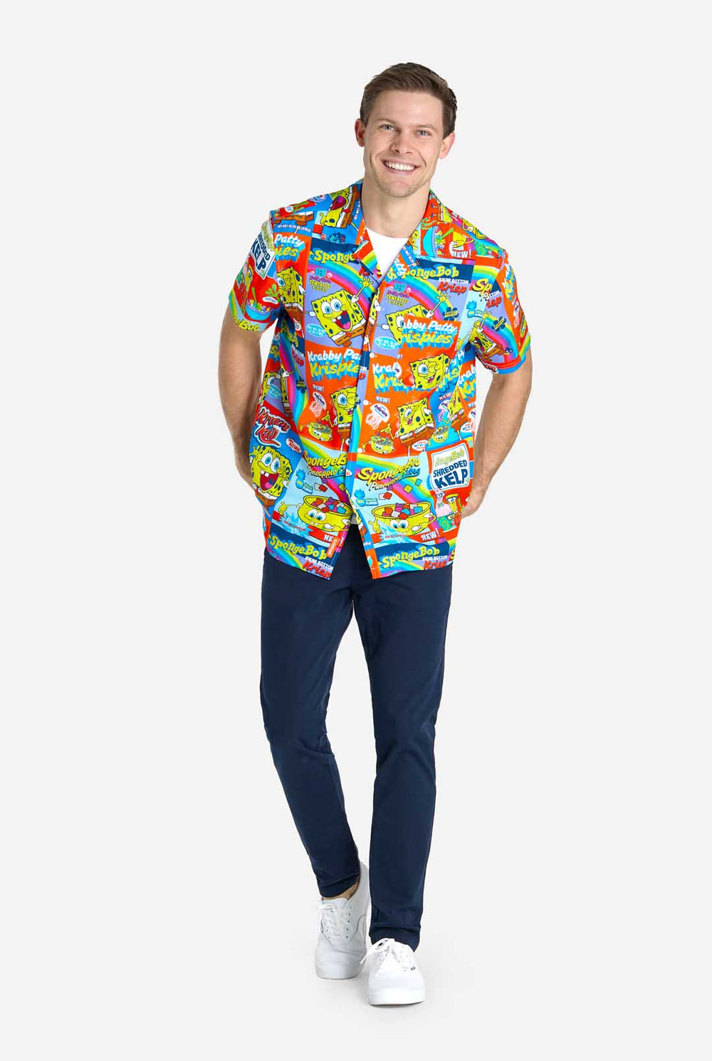 Mann trägt Hawaiihemd mit SpongeBob-Müslischachtel-Aufdruck
