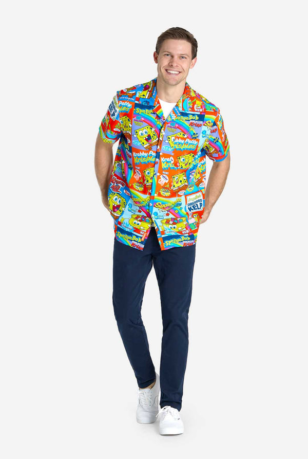 Mann trägt Hawaiihemd mit SpongeBob-Müslischachtel-Aufdruck