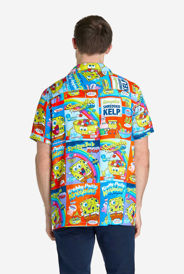 Mann trägt Hawaiihemd mit SpongeBob-Müslischachtel-Aufdruck. Ansicht von hinten