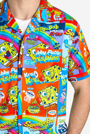 Mann trägt Hawaiihemd mit SpongeBob-Müslischachtel-Aufdruck